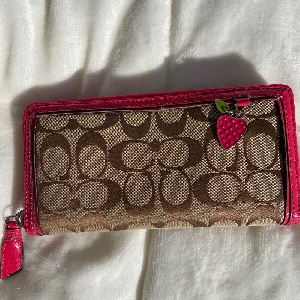 Coach Wallet 🍓